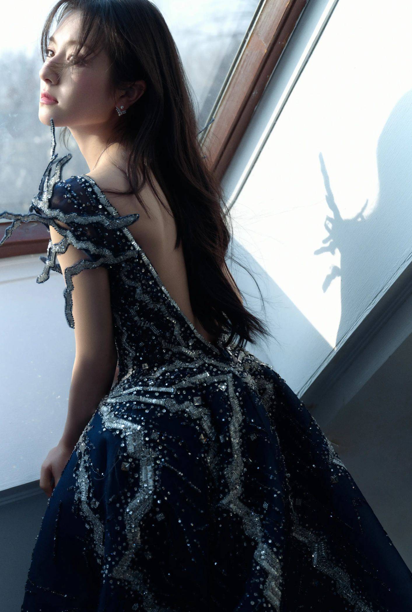 李兰迪星海冰蓝妆清冷绝美 穿露背裙大秀美背