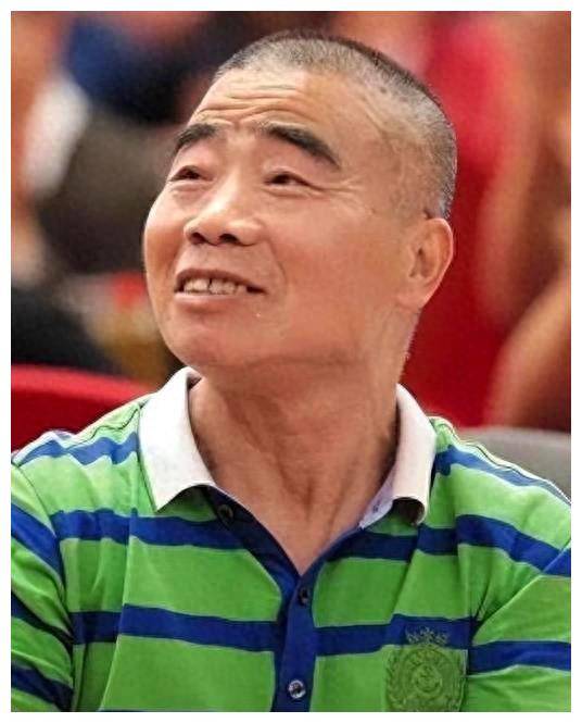 在新版《水浒传》中,他以出色的演技和强大的实力塑造了"武大郎"的
