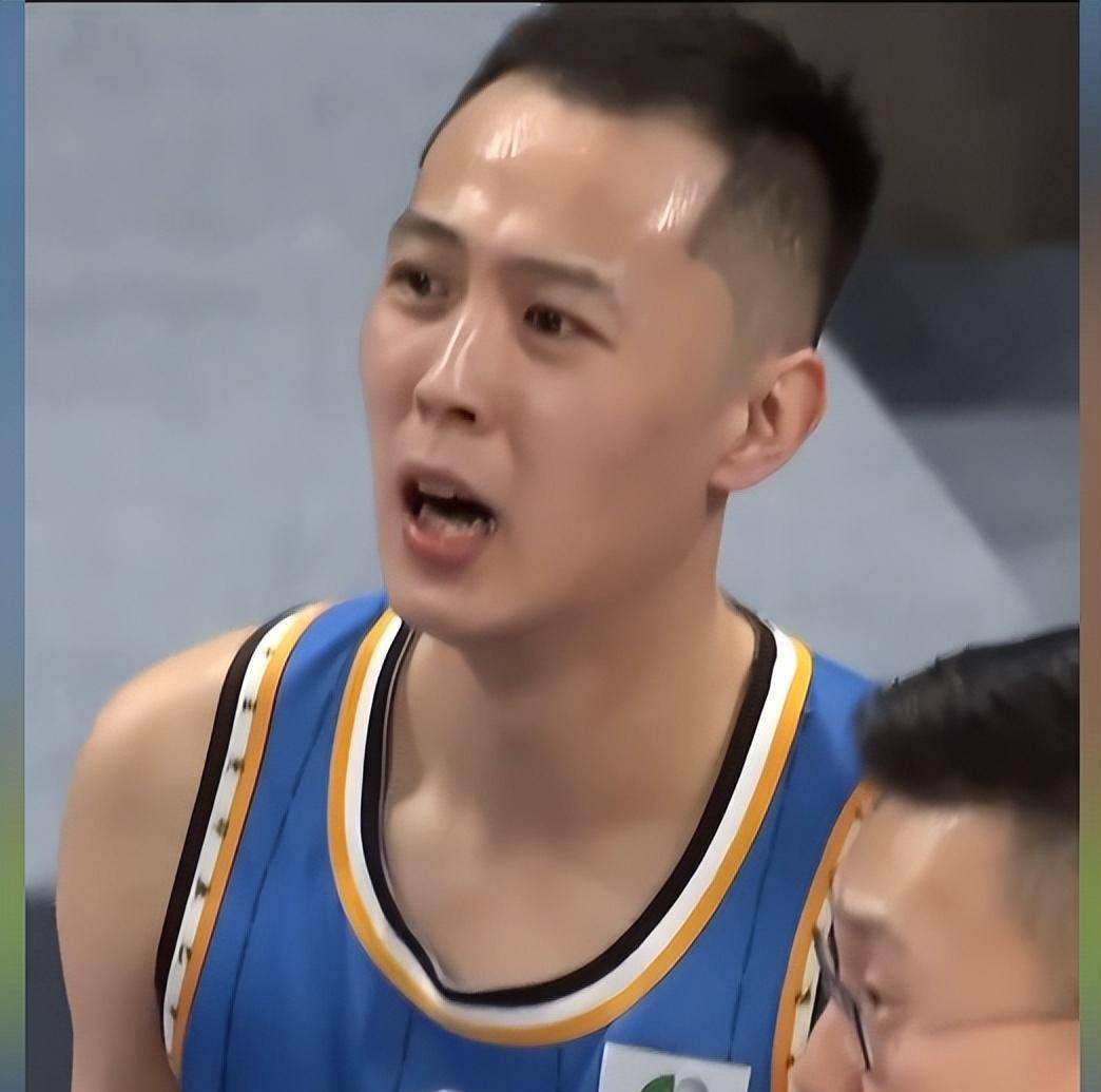 姜文伸腿差点绊倒弗格,乌戈向裁判抗议,球迷狂嘘_比赛_1_cba