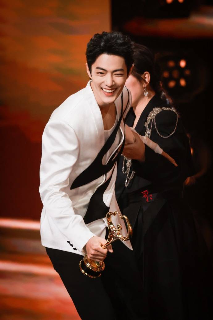 32岁肖战和36岁朱一龙被中影力捧:2人有刘德华梁朝伟之势?世纪pk!