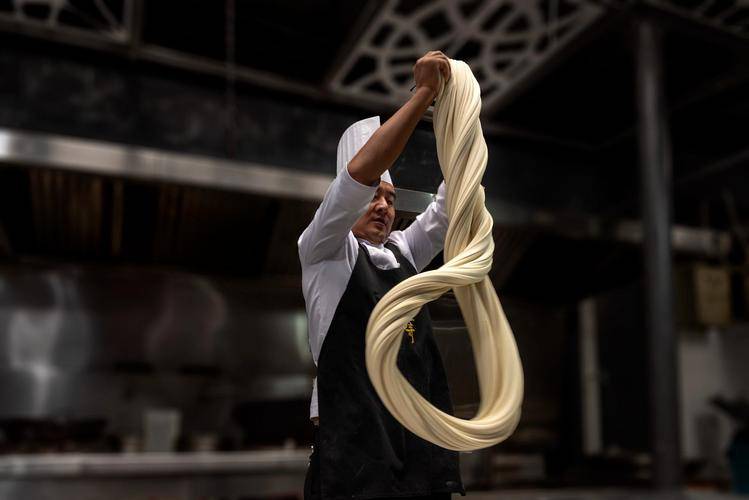 面香四溢:吕文扬的拉面大厨之旅_汤底_技艺_美味