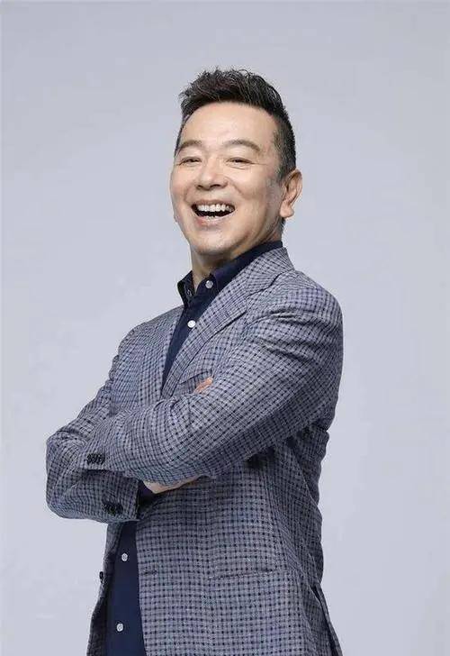 张晨光的每个眼神都像是在讲述一个故事,让人深陷其中.