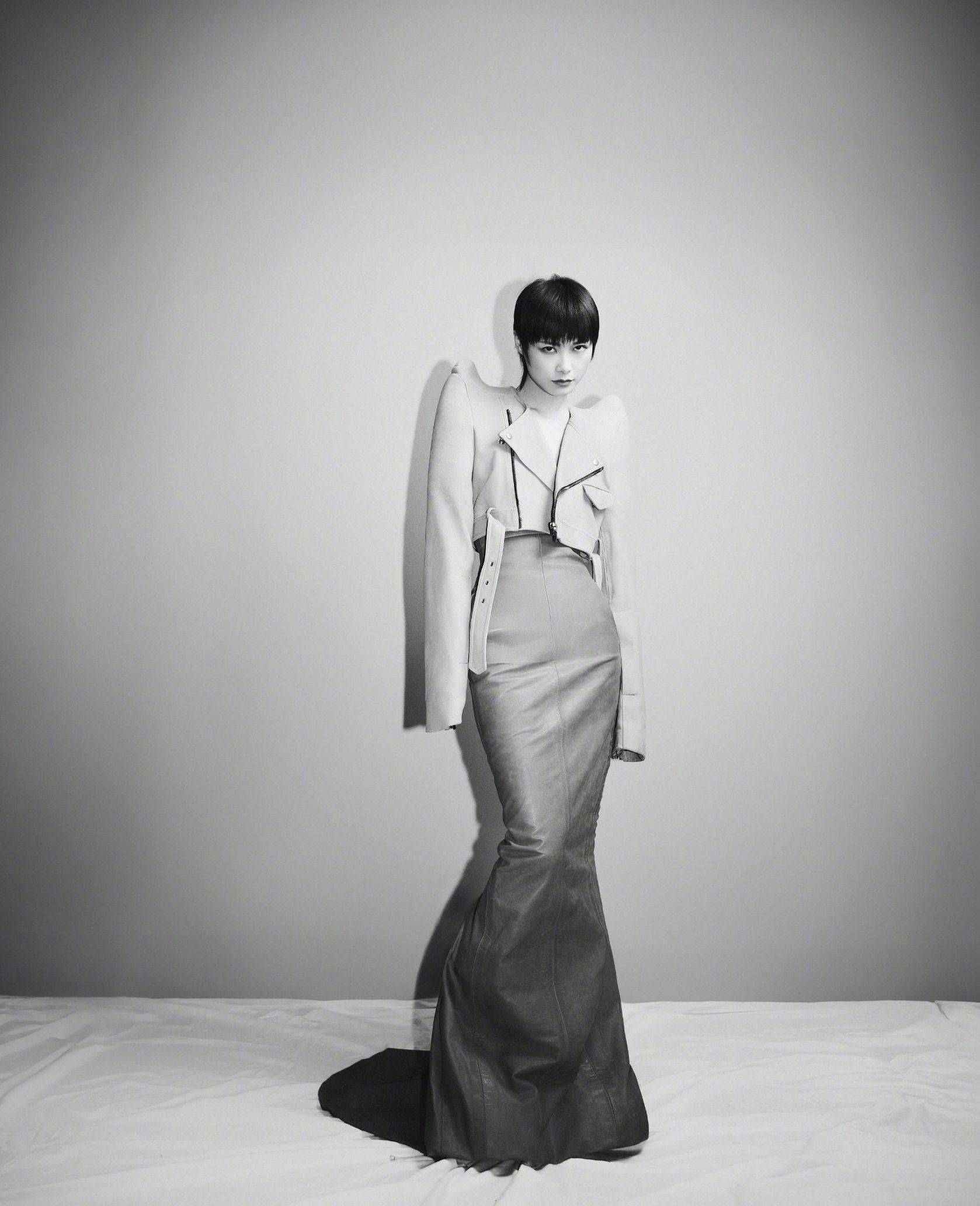 李宇春着窄鱼尾礼服秀优越身段 曲线曼妙优雅迷人_时尚_造型_个性