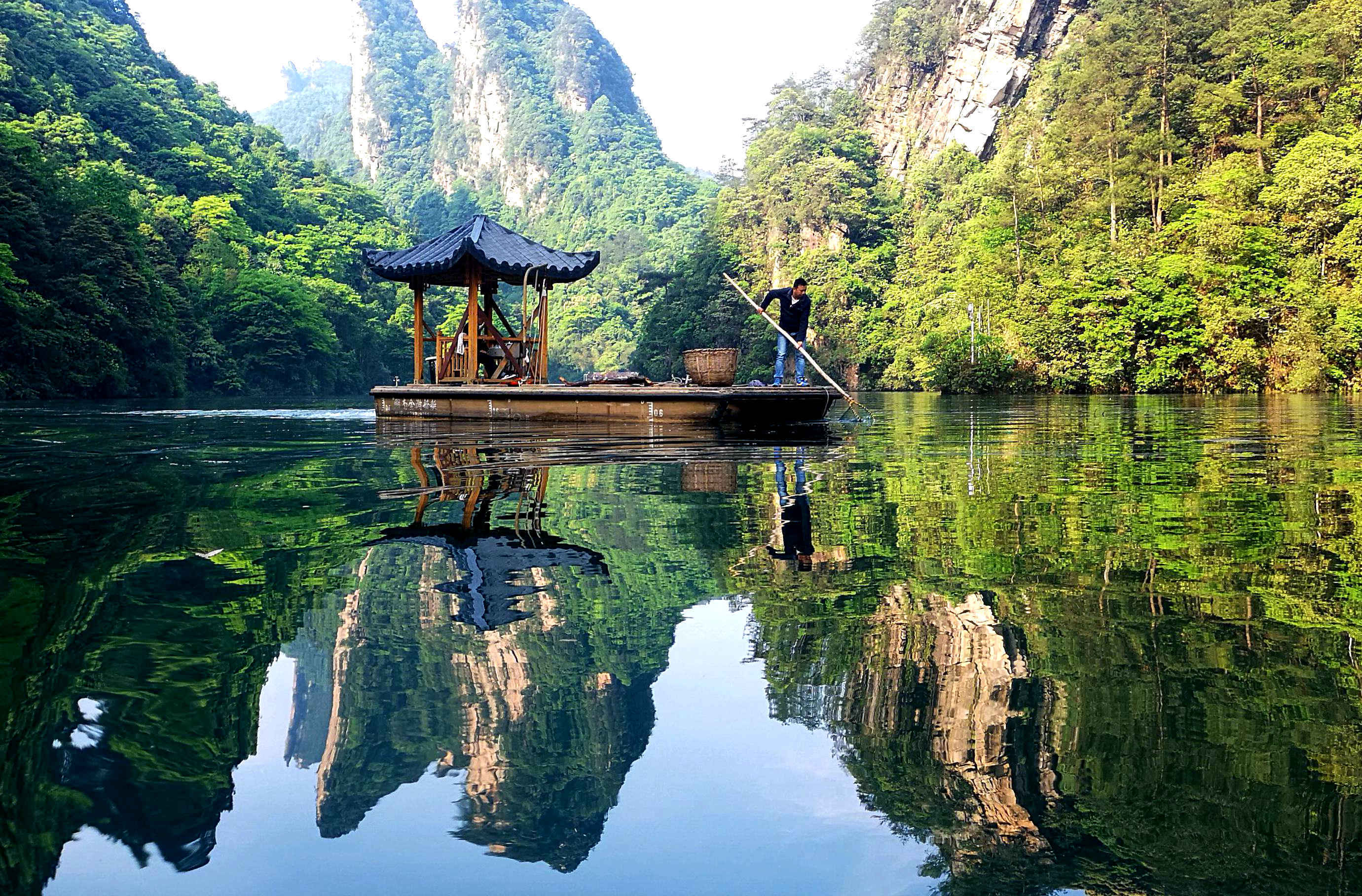 宝峰湖的四周群山环绕