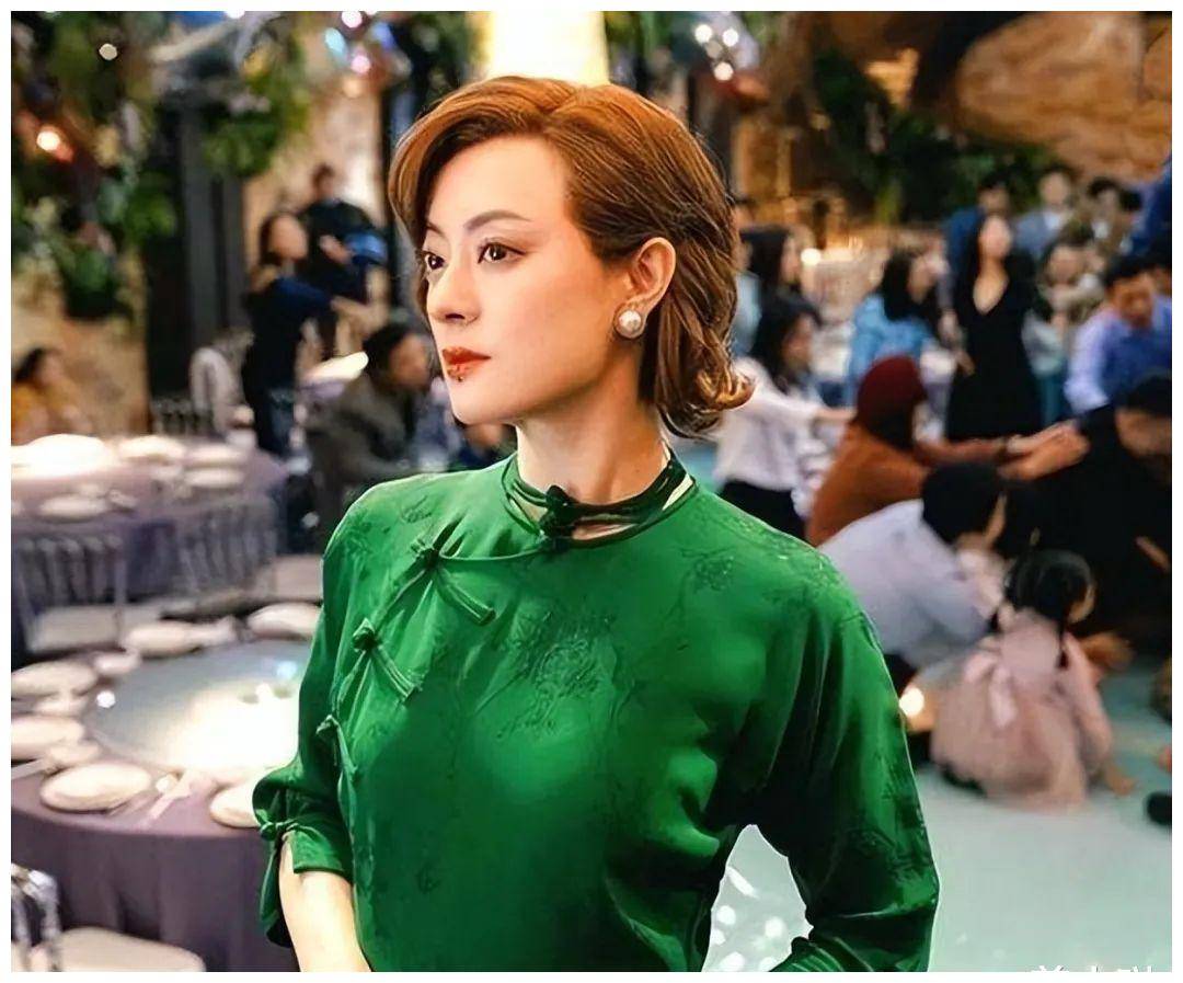 孙俪又美出圈了,穿旗袍烫金发差点认不出,突破很大,女人味十足_造型