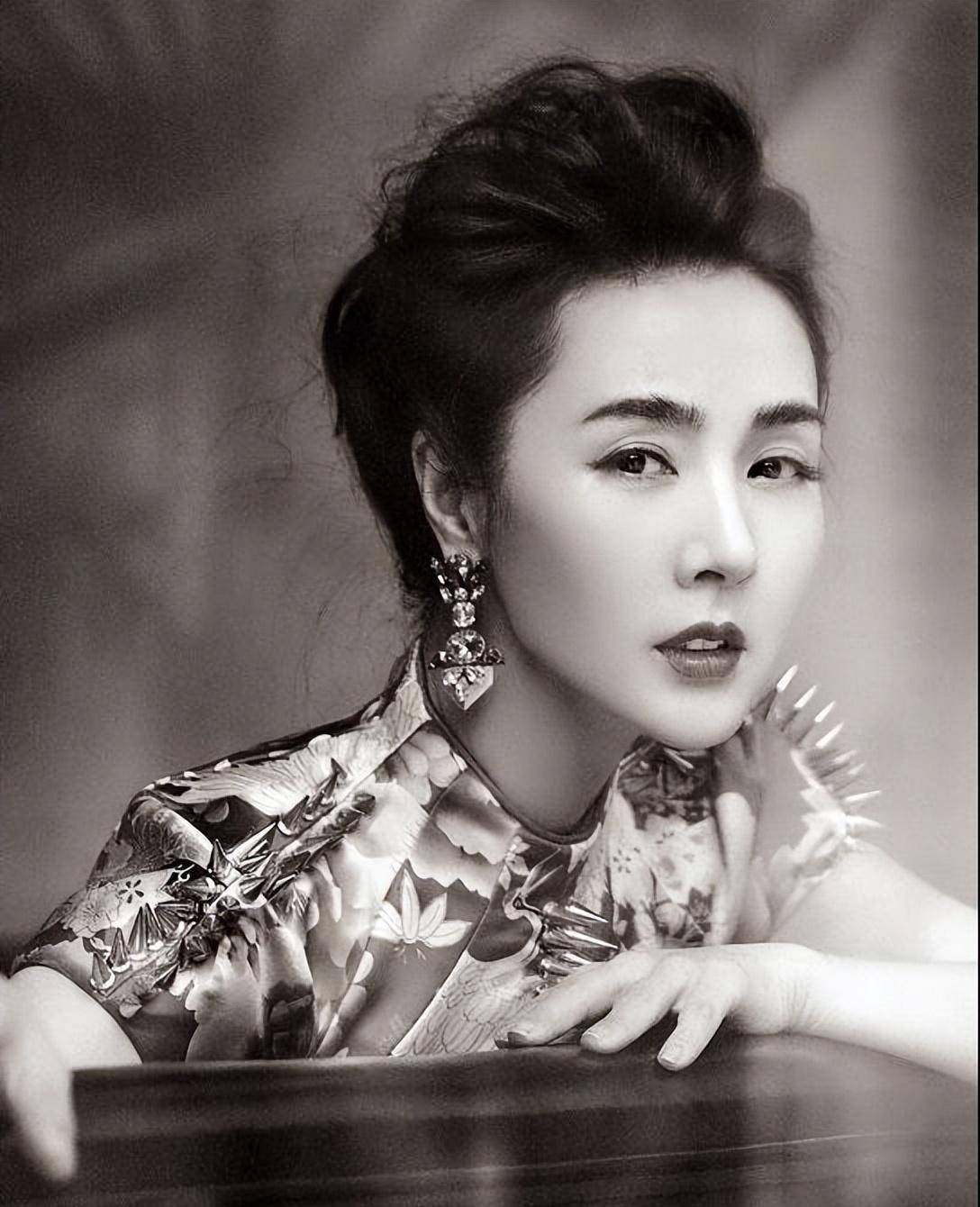 演员姜宏波:姜文捧红她,出道26年无绯闻,50岁活得干净洒脱_角色_农村