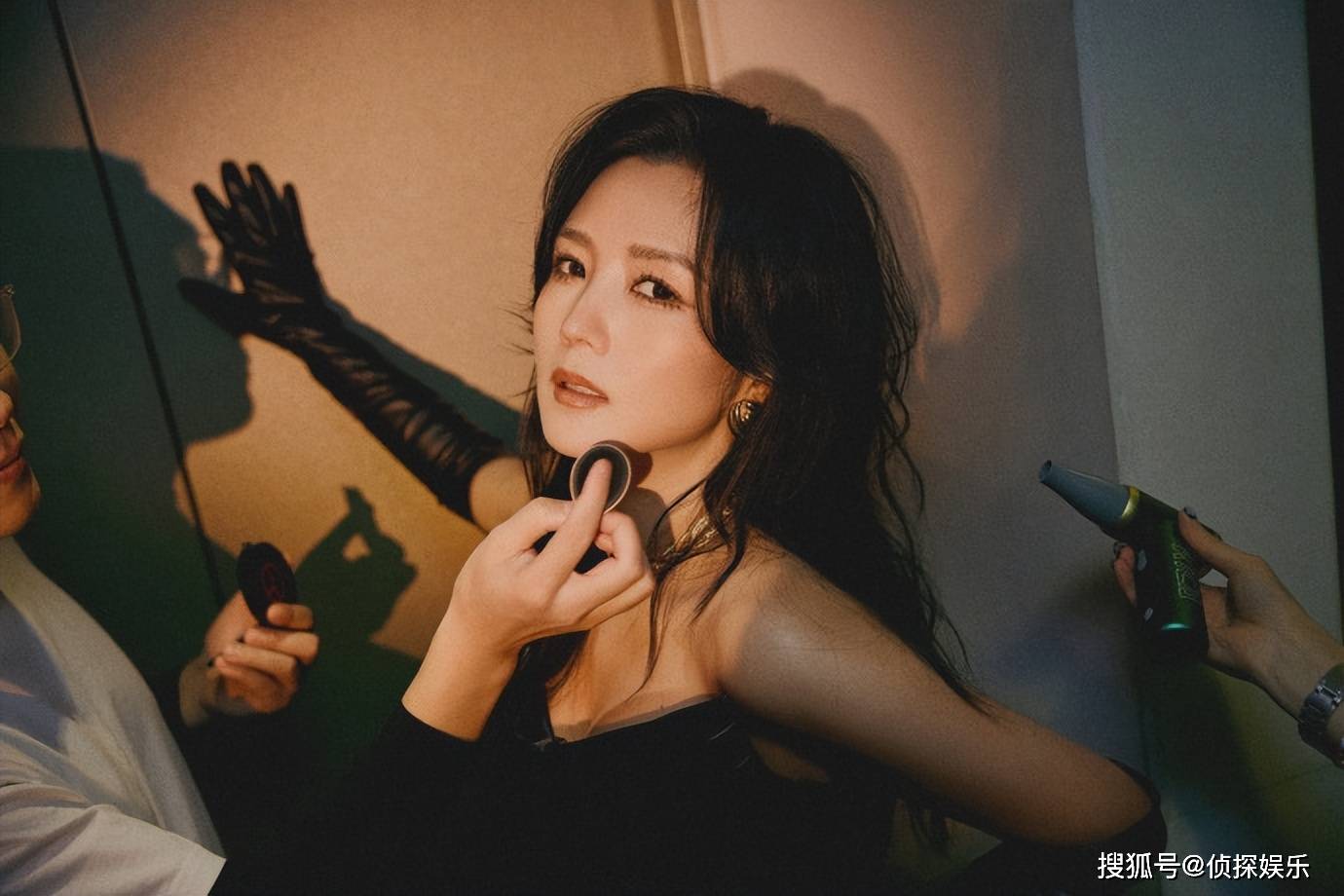 37岁何洁近照曝光,穿修身裙秀辣妈身材,瘦身近70斤后美出新高度