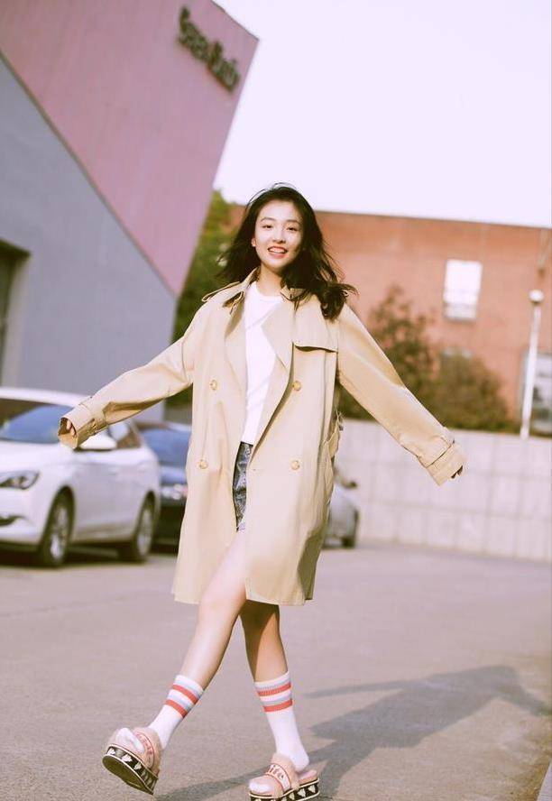 吴倩虽然身高算不上特别高,但是一套黑色上衣加超短裤,就将无处安放的