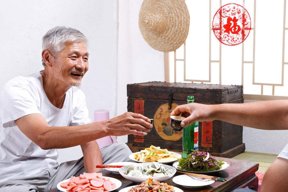 与朋友碰一杯,庆幸朋友的肝胆相照;与子女碰一杯,祝愿子女的前途似锦