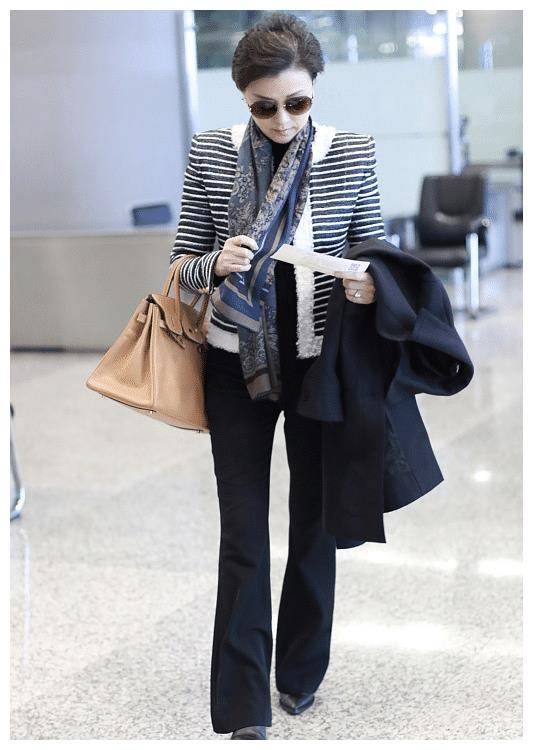 55岁杨澜带火了一种"女高管"穿法:西装 阔腿裤 围巾,高级洋气_黑色