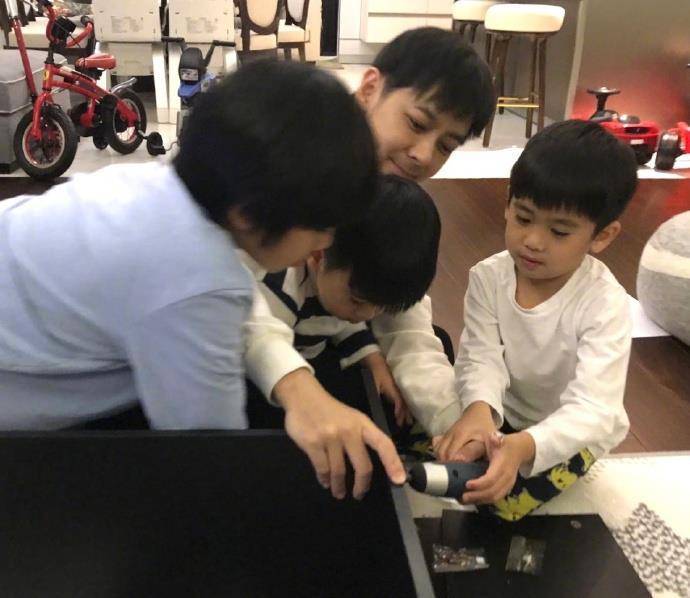 kimi和双胞胎做蛋糕做得太多了,陈若仪把蛋糕当早餐吃_带着_林志颖