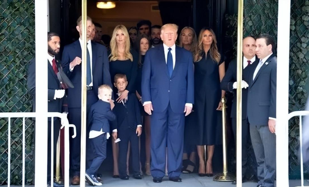 特朗普一家出席岳母葬礼!伊万卡淑女,蒂芙尼美翻,巴伦超像父亲
