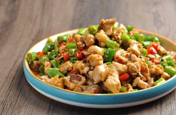 青椒辣子鸡:挑战味蕾的辣味美食