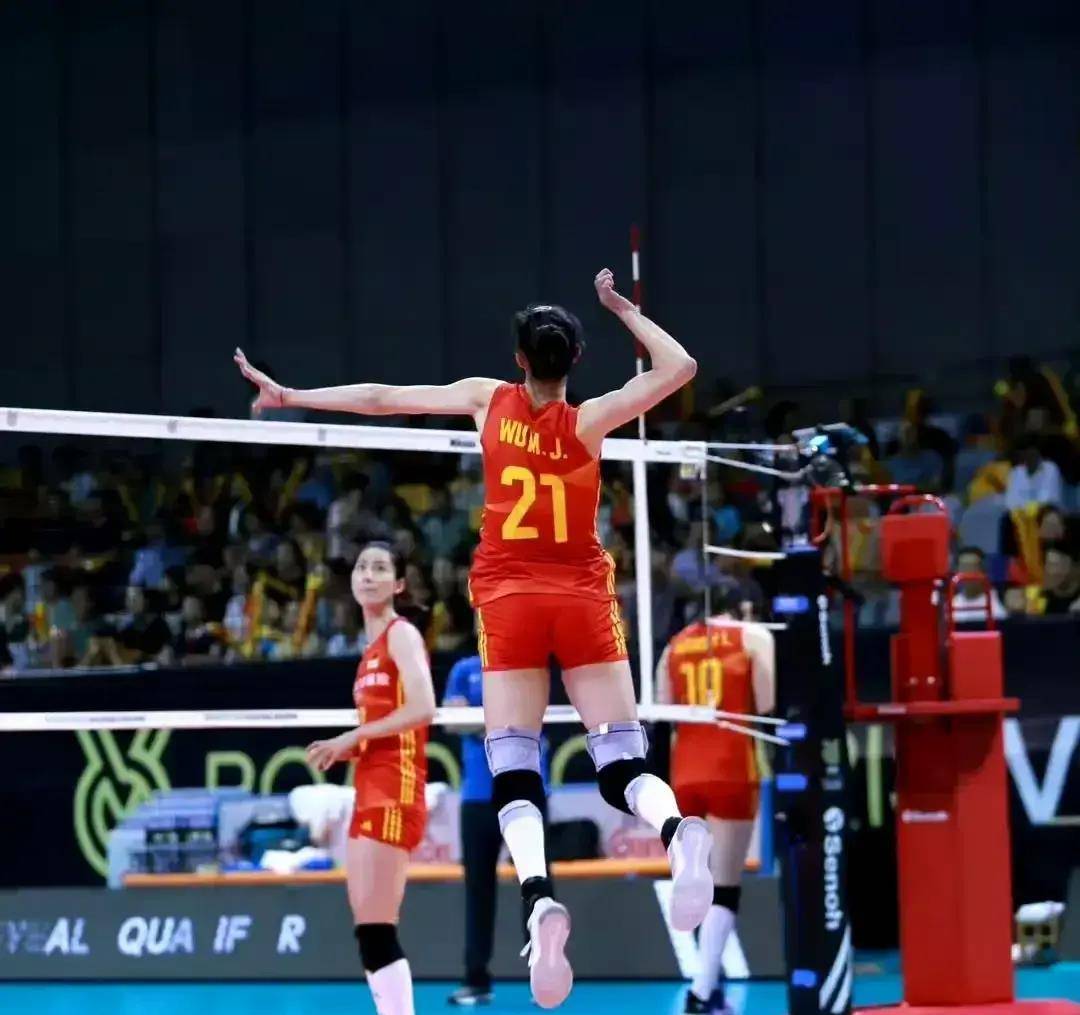 朱婷不再神勇,李盈莹接班扛旗,吴梦洁拍马追来,女排主攻有传承_中国