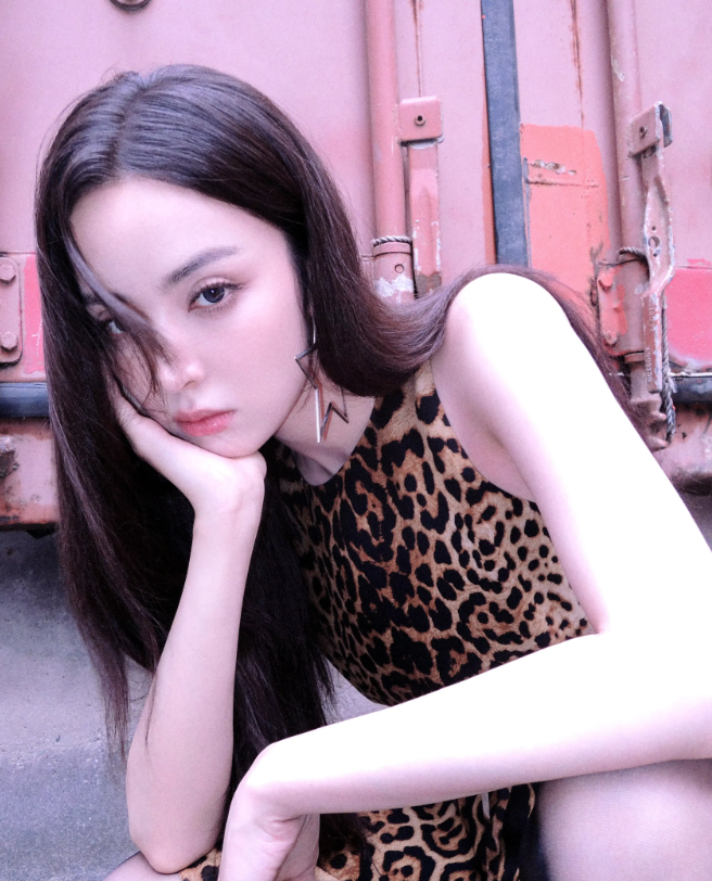 "异域美女"古力娜扎:黑丝豹纹露背裙下的野性魅力_才华_写真_照片