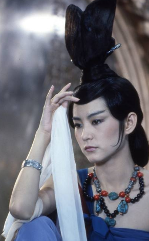 惊鸿髻."魏宫人好画长眉,令作蛾眉,惊鹄髻.