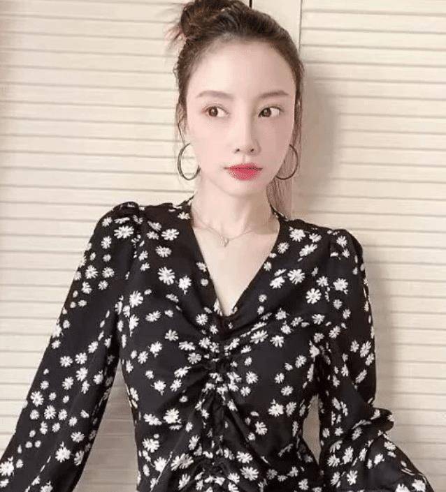 李小璐分手后大变样,近照堪比"整容",不料却被墙壁抢了镜_穿着_黑色