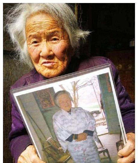陕西90岁老太太多次拒绝上户口,临终前找出一张旧照,惊动政府_王玉兰