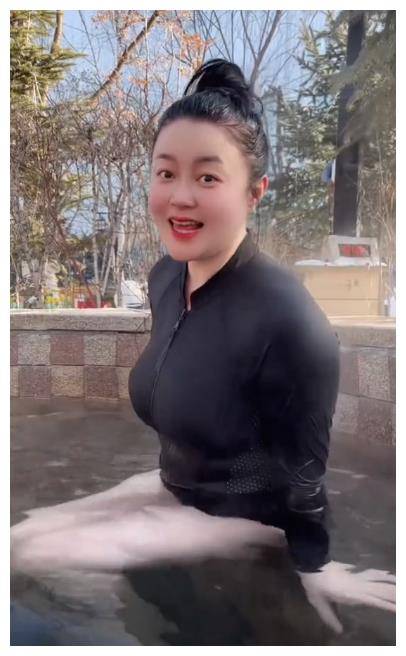 41岁关婷娜又胖了,穿泳装泡温泉皮肤白到发光,零下20度光腿拍照_东北