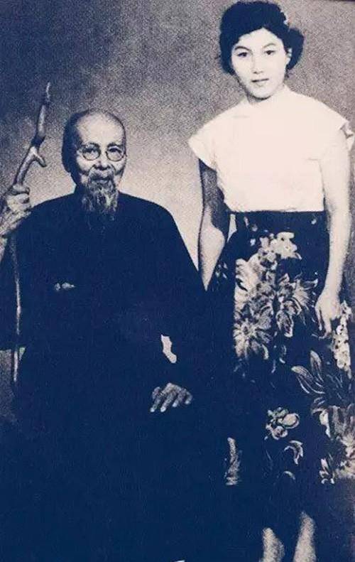 齐白石因美貌初识新凤霞,两个人存在真友谊吗?_先生_绘画_伍德