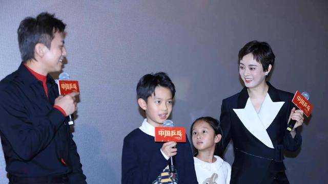 孙俪陪儿子打篮球比赛,12岁等等又长高不少,一头卷发十分抢镜_邓超很