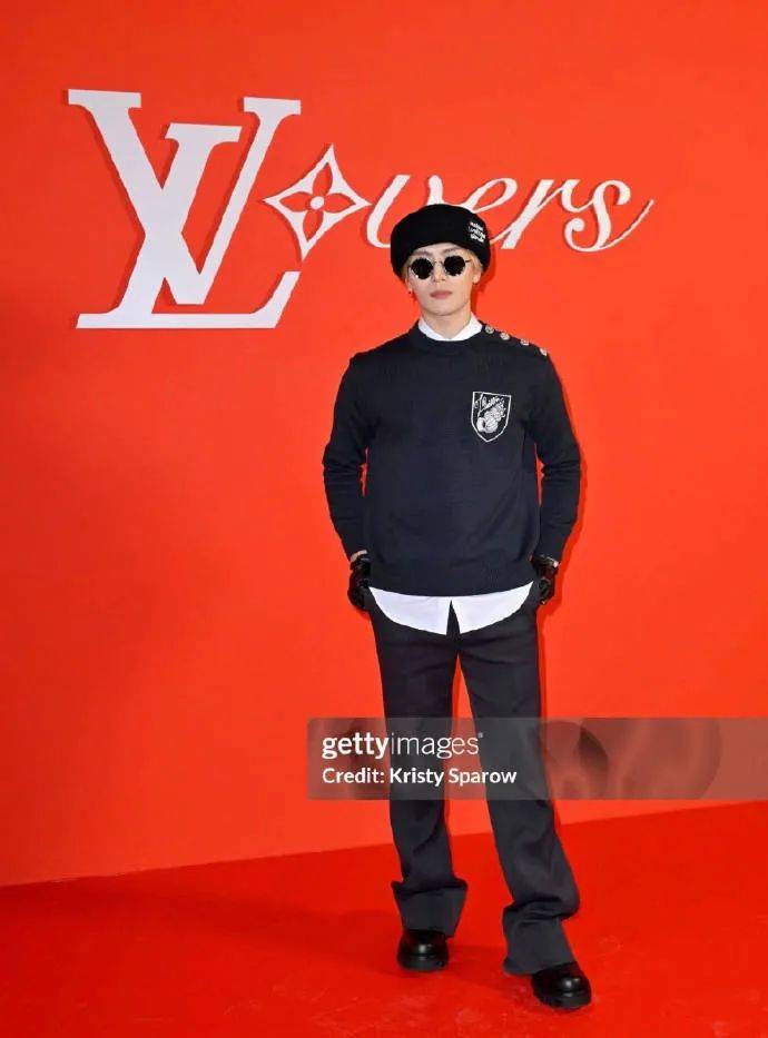 时装周明星生图:周杰伦状态不佳,朱一龙林俊杰造型难看_活动_黑色