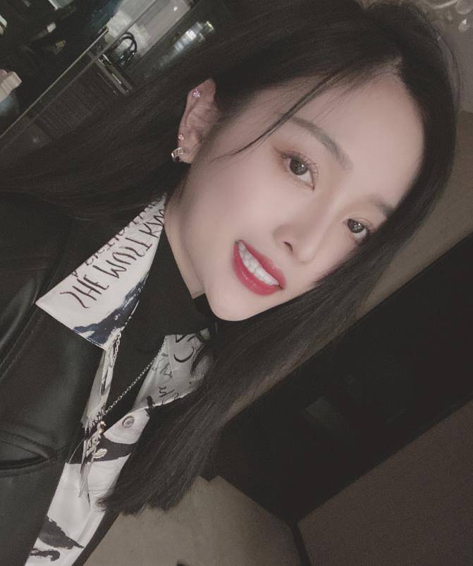 吴宣仪真是宝藏女孩,自拍照穿搭堪称春季模板,自称脸圆要漂亮_身材