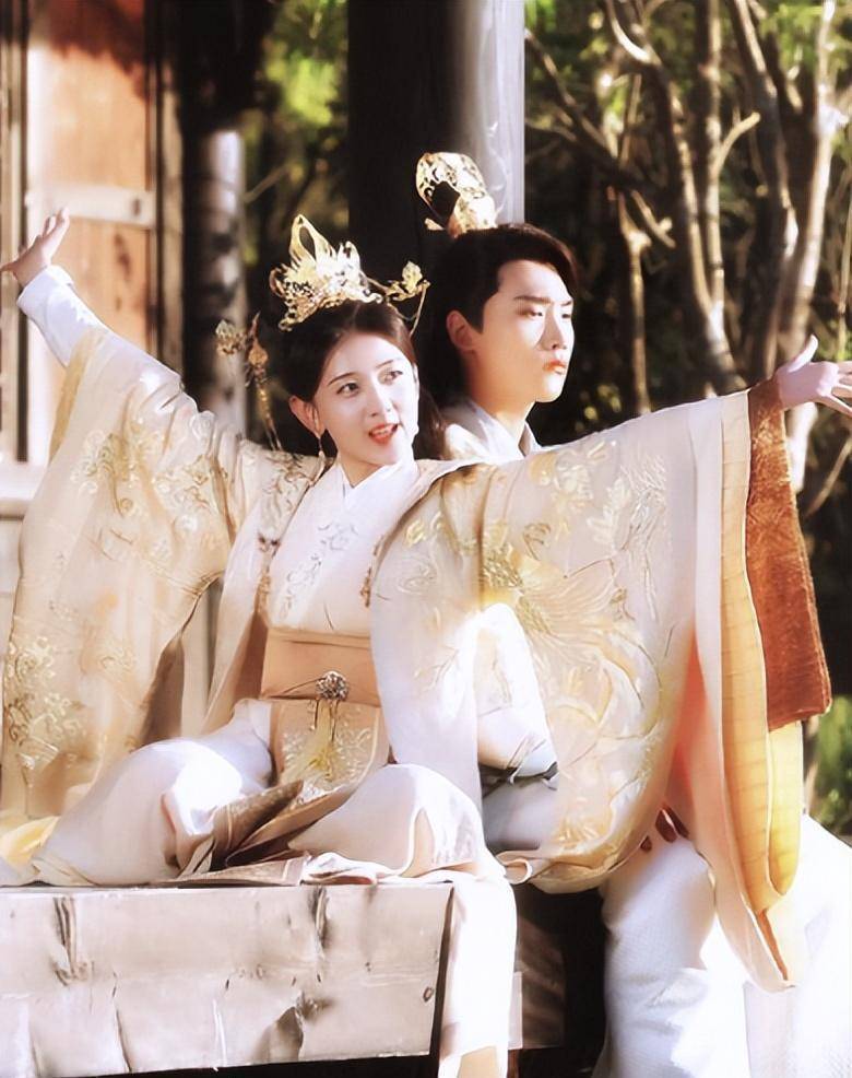 却埋没男女主?_双世_观众_梁洁