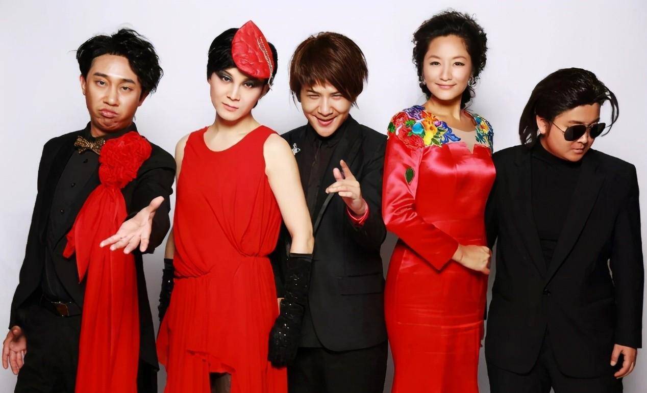 在这期间,其实大张伟和大鹏曾经有过一次同台,就是百变第二季(2012年)