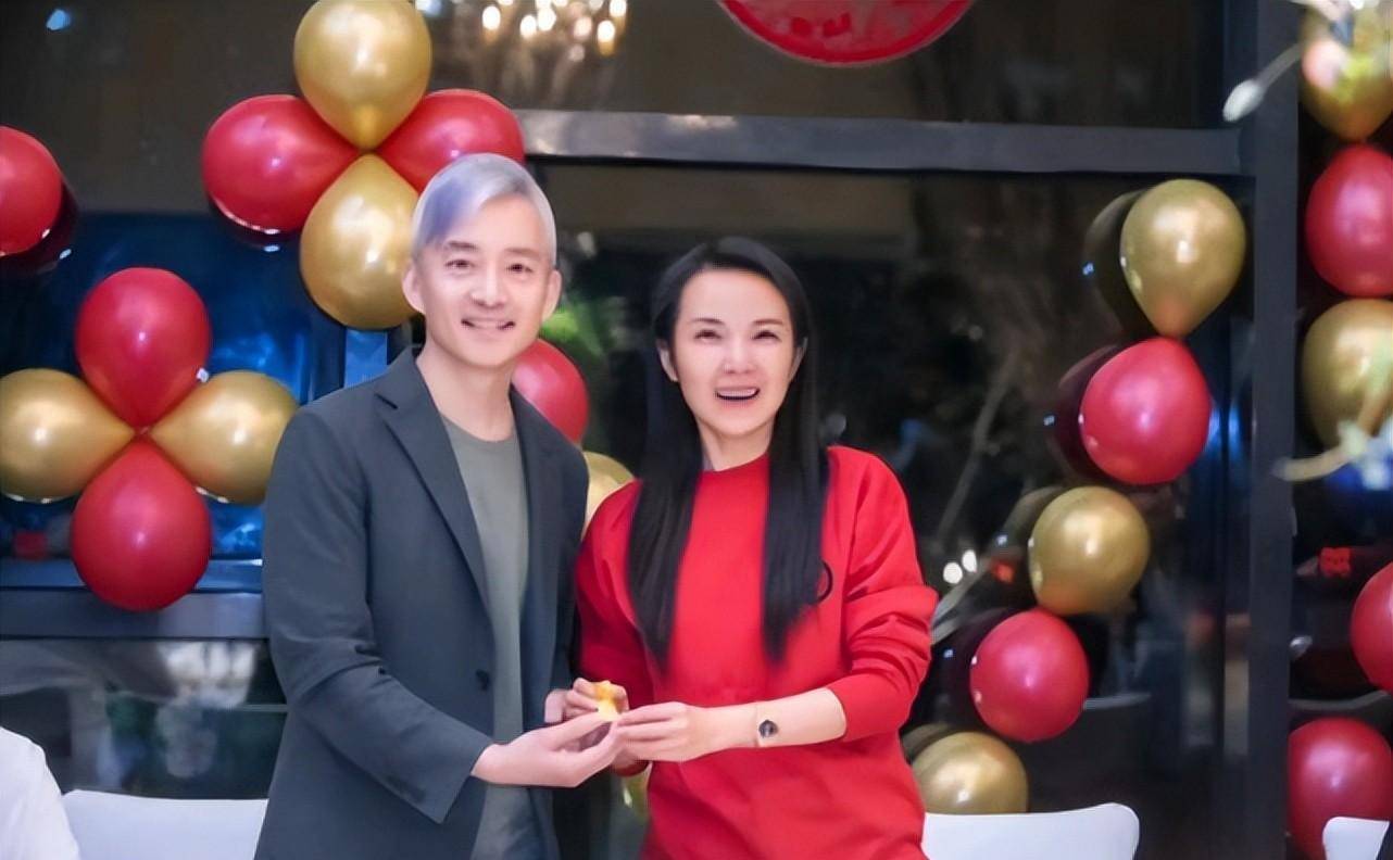 央视前著名主持人亚宁近照,网友:亚宁的头发怎么全白了?