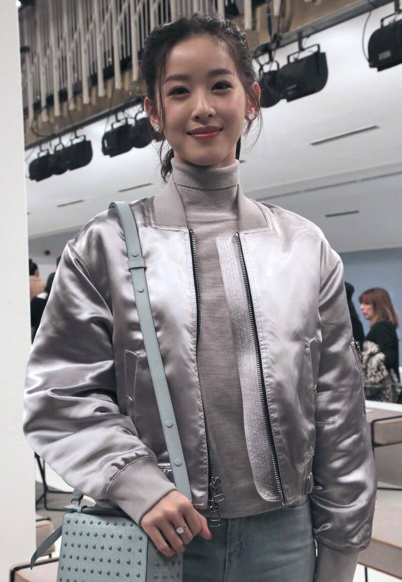 哥大的学妹,在晚会上认识,然后谈恋爱,结婚!