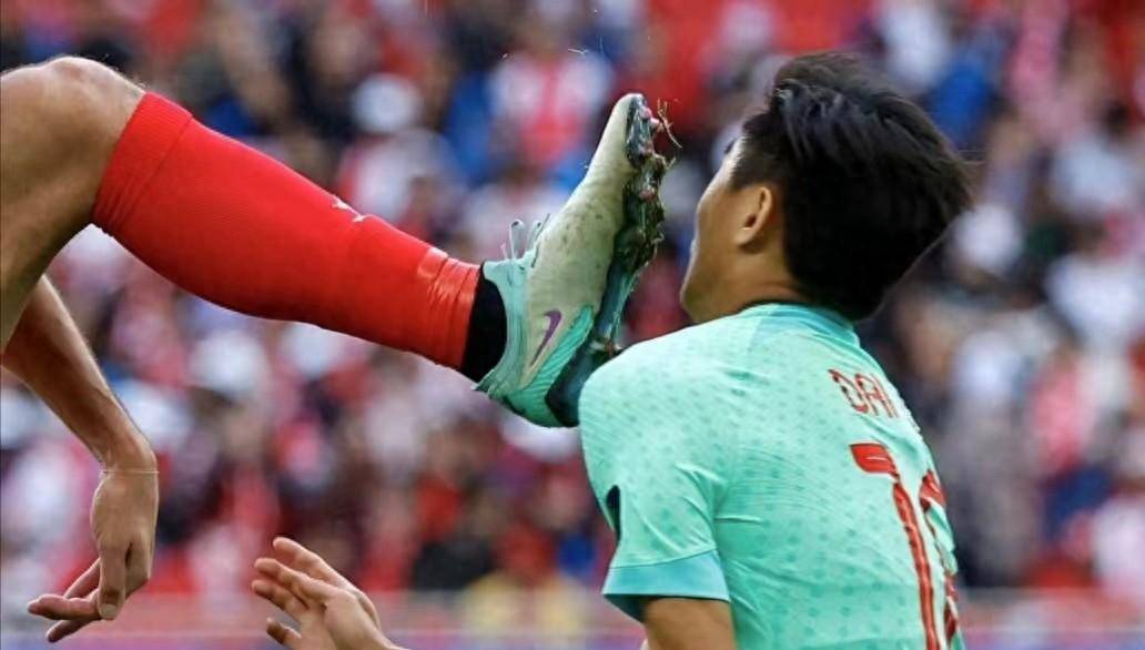 亚洲杯国足三消息:红牌被黑,更衣室出内讧,翻译摆烂不职业_武磊_中场