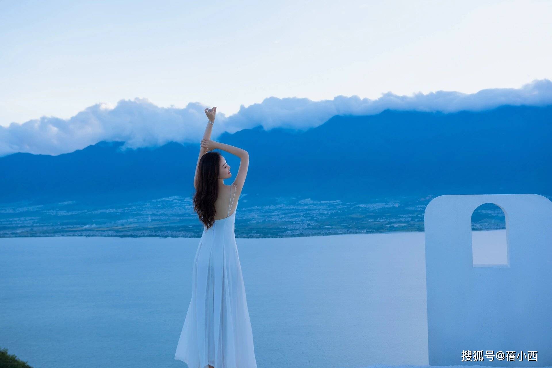 被"玖月奇迹王小玮"惊艳!穿露背连衣裙在海边拍写真,气质高贵