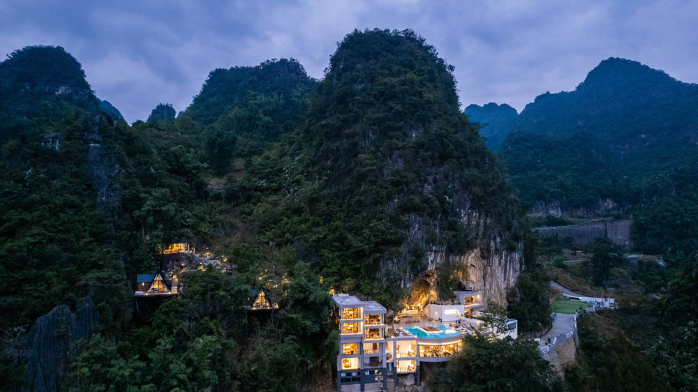 在贵州的野奢浪漫之旅,万峰湖峰兮洞穴民宿,摩洛哥风情的秘境.