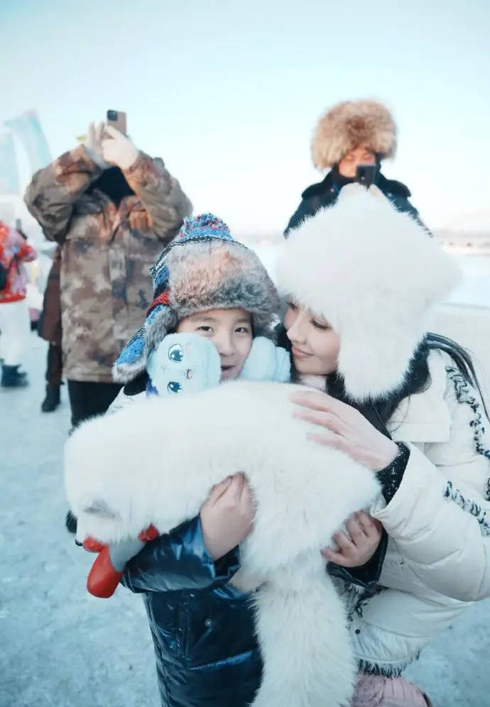 孙茜带儿子现身哈尔滨 雪地里抱白狐母子幸福_造型_冰城_个人