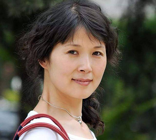 她尽心尽力照顾这个重组的新家庭,张宁佳的悉心陪伴,让赵季平逐渐走出