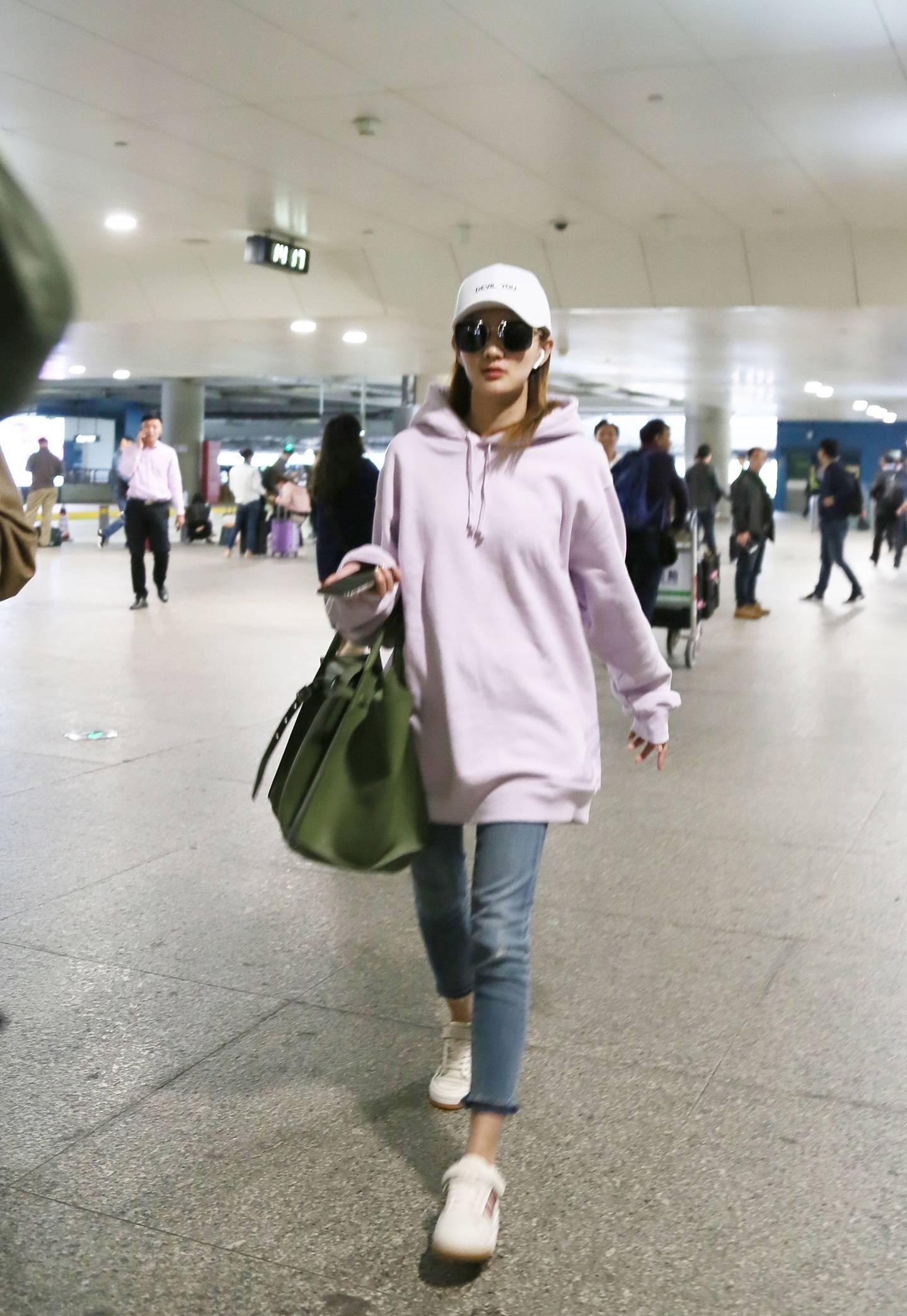 徐璐穿卫衣,时髦又显瘦,开春带火了的节奏_牛仔裤_的设计_内容