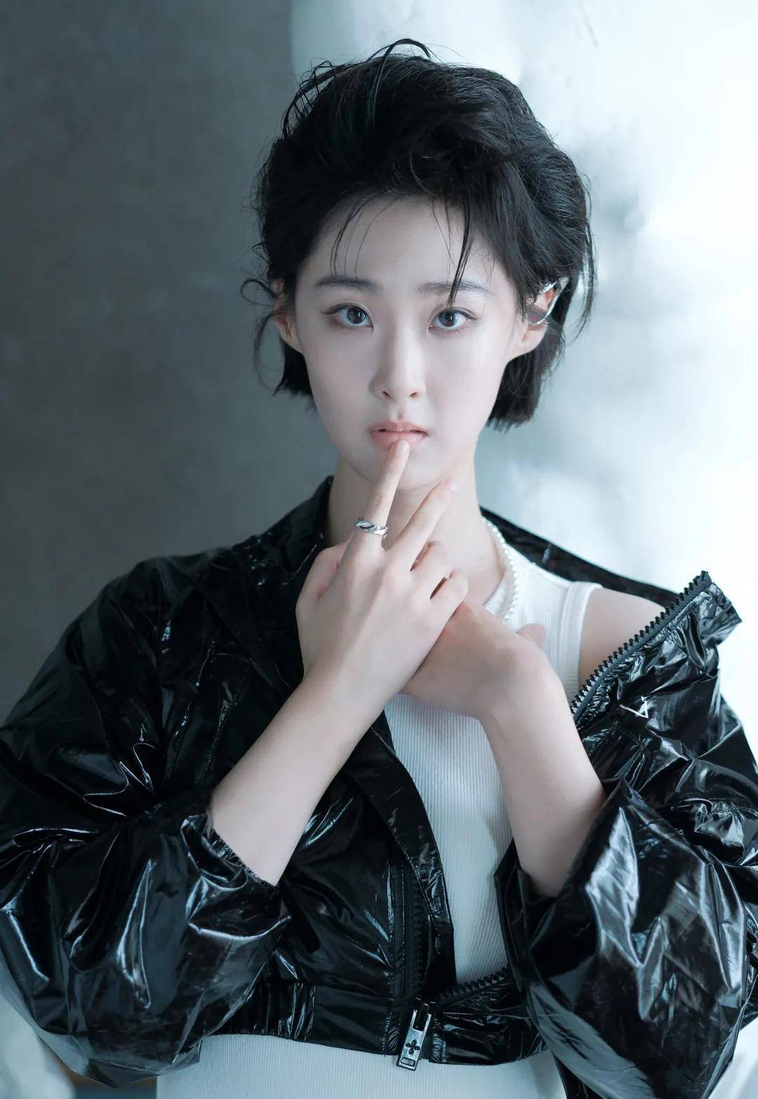 最重要的是她年纪轻轻演出了金珠花的狠劲,狠戾的神情让人心惊胆战