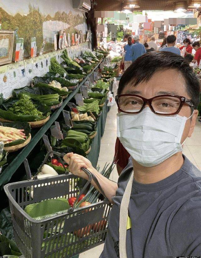 庾澄庆去市场买菜,精挑细选好环保,喊话婆婆妈妈别介意超宠妻_男人