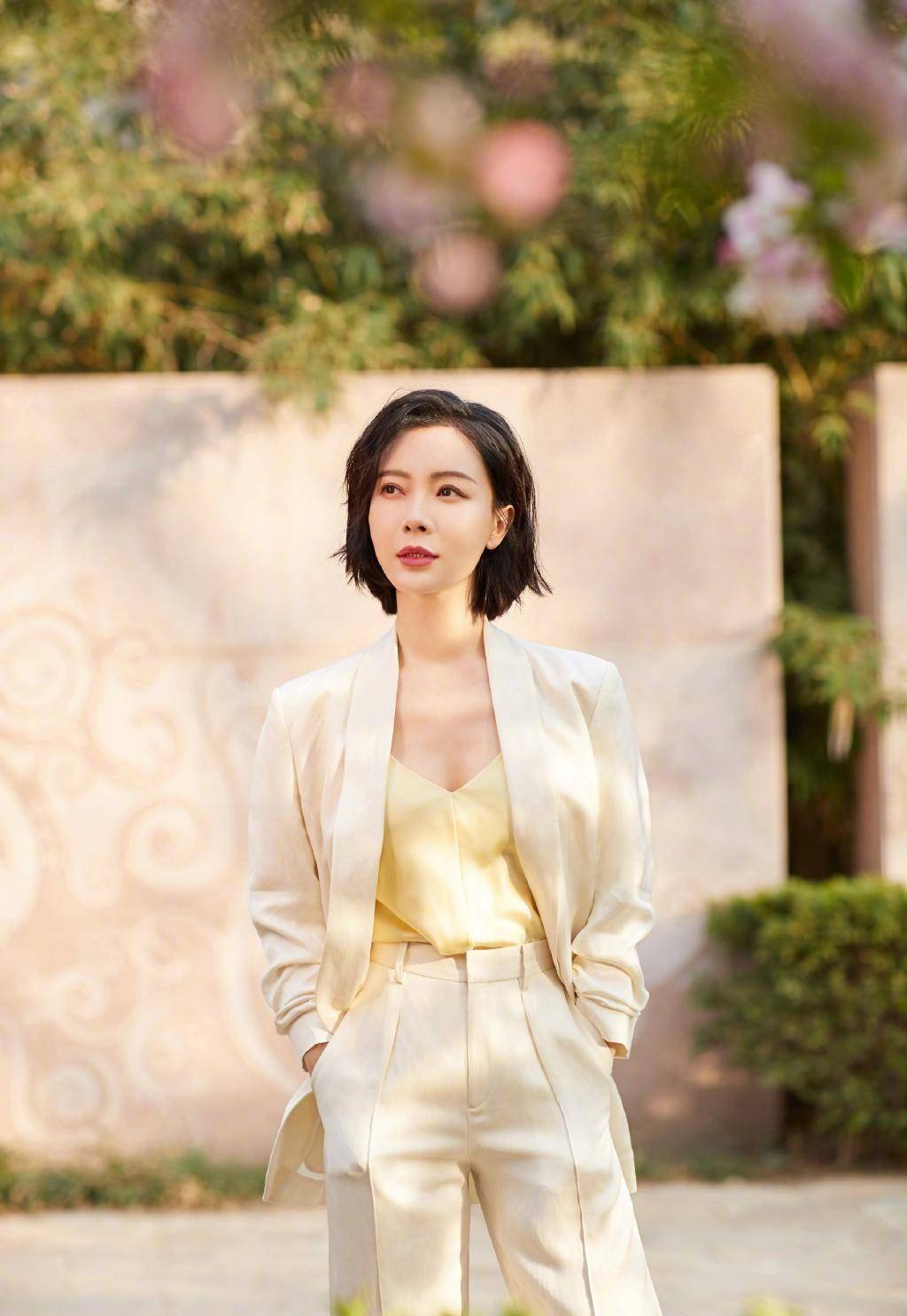 陈数晒私服照,穿v领衫配米白色西装,尽显43岁女人的优雅霸气_气质