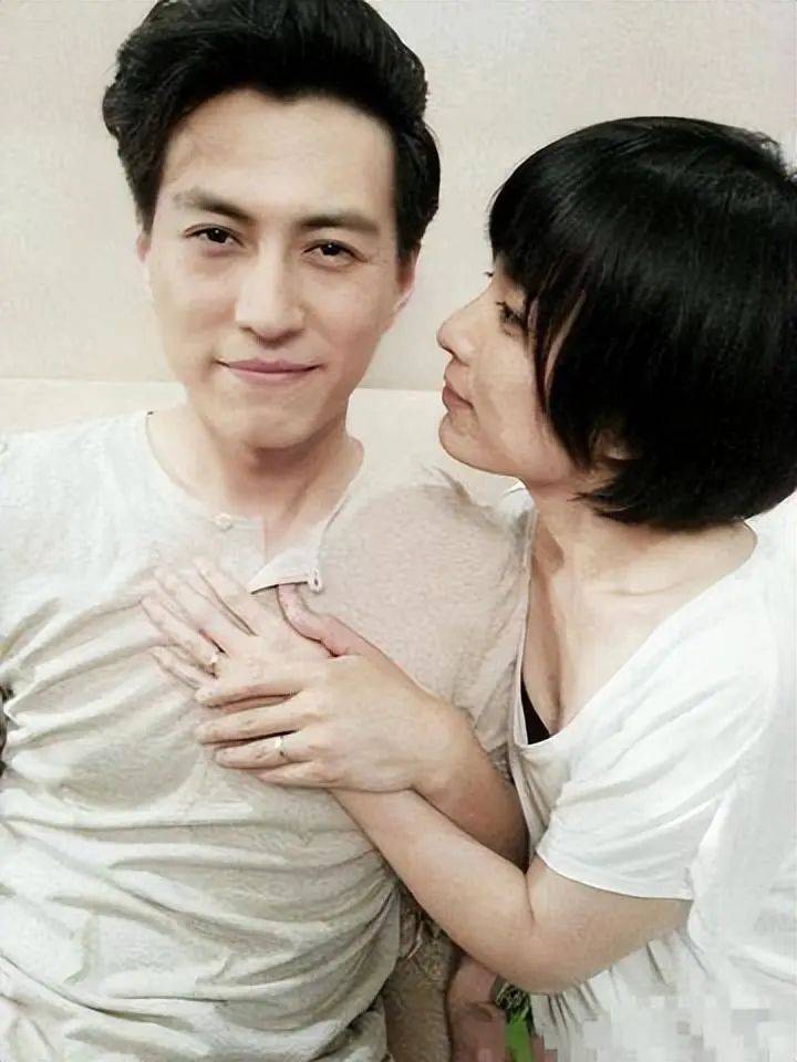 靳东"金屋藏娇"的二婚老婆居然是熟悉的她?