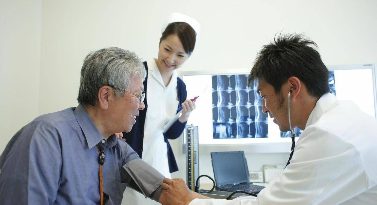 一小伙花费上亿,五年内向海里扔超150万吨石头,如今年入五千万_李柏林