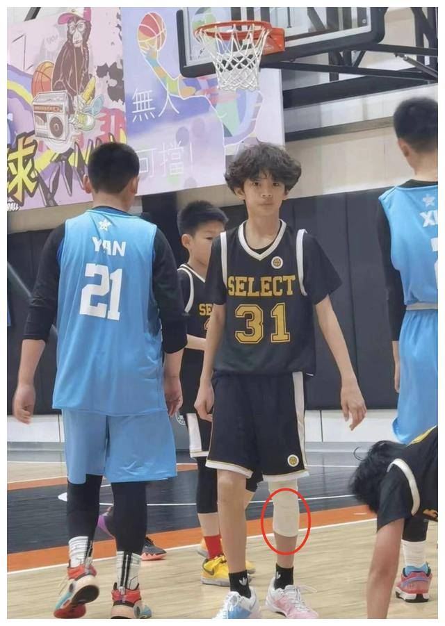 孙俪儿子变化大,一头卷发加漫画腿超洋气,孙俪私服比红毯强太多_邓超