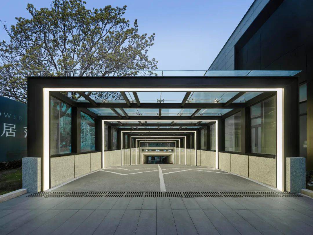 金隅·钟楼天筑车库实景图光是一条入库破坡道,就铺陈了7米,高级灰