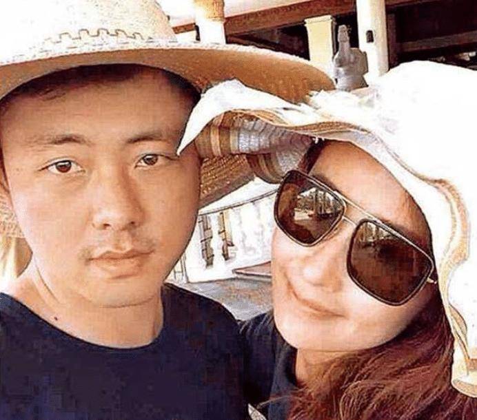 从"马仔"到亿万富翁,吴佩慈为其生4个孩子,金立老板上门送钱_纪晓波