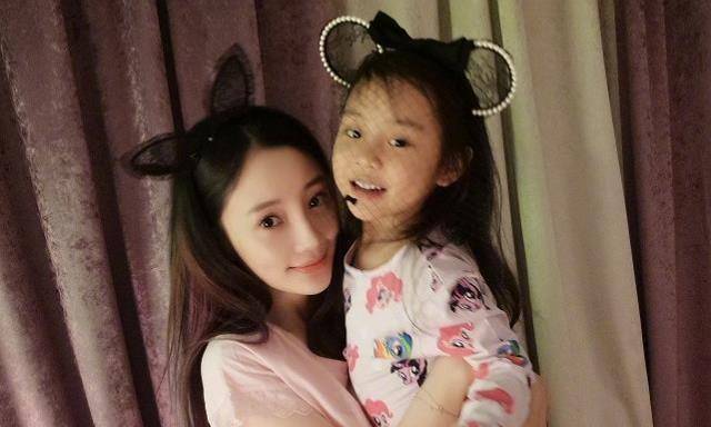 李小璐争夺抚养权给女儿改姓,看到甜馨画上署名,网友:真相了_贾乃亮