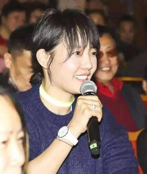 白百何近照曝光, 小肚子赘肉成游泳圈,网友:果然一胖毁所有_霍思燕