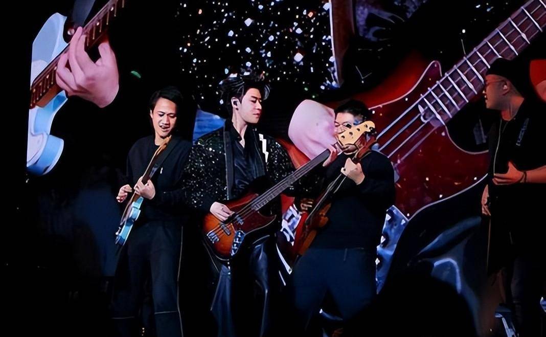 《欢笑之音,绿海乐队与张云雷的团结旋律》_礼物_费华为_王振兴