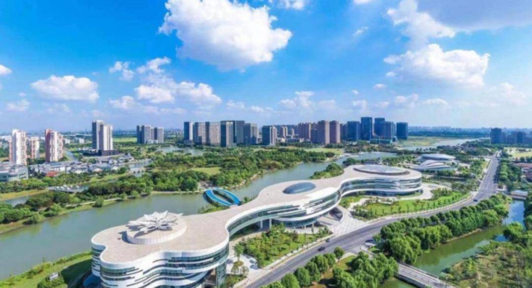 江阴市为无锡市代管的县级市,拥有人口165万(2019年年末数据);2021年