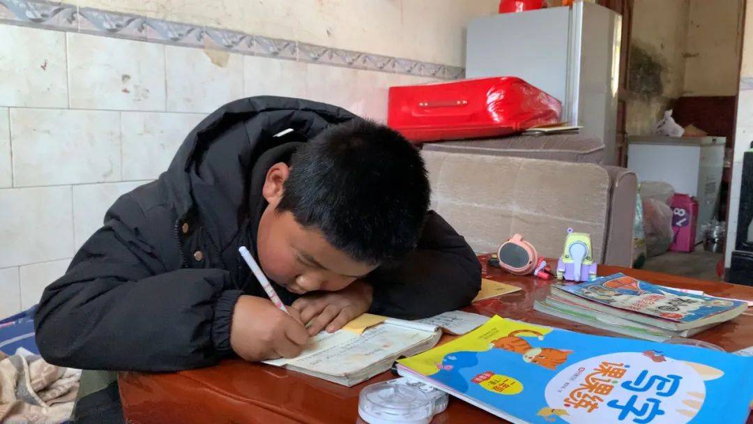 爸爸离开,妈妈打工,9岁男孩帮外公外婆扛起生活重担_琦超_姥姥_孩子